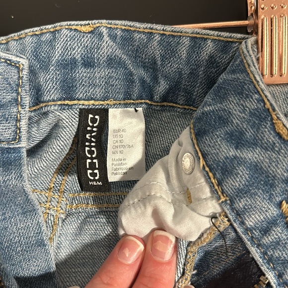 H&M distressed Jean short size 10 - Picture 3 of 3